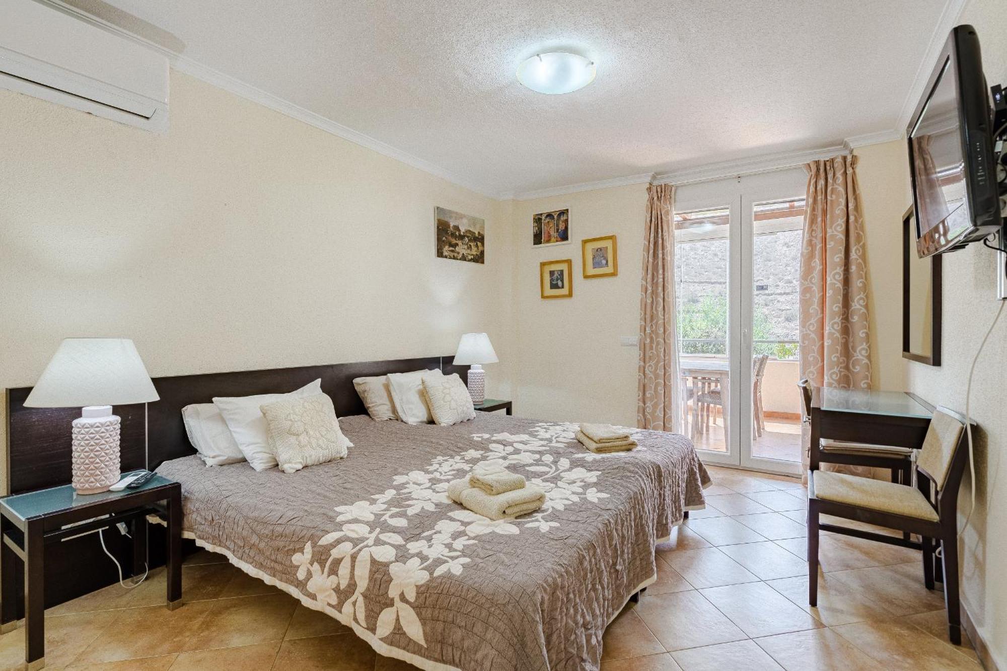 Villa With Private Pool And Beautiful Garden Лос Кристианос Экстерьер фото